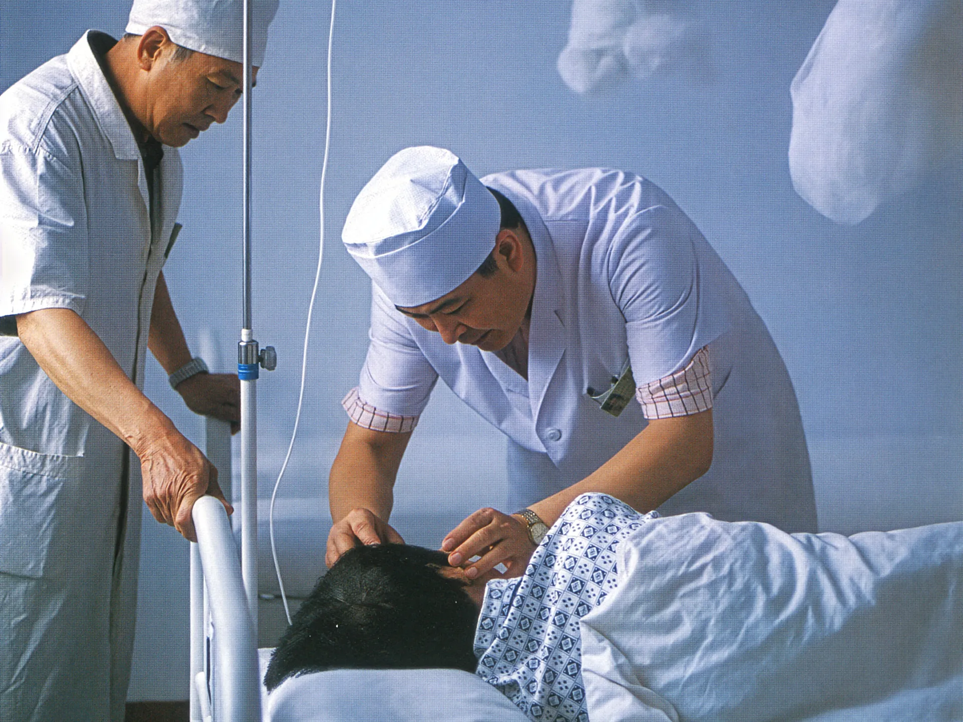 腰や背中の痛みを診察する医師|北京振国医院