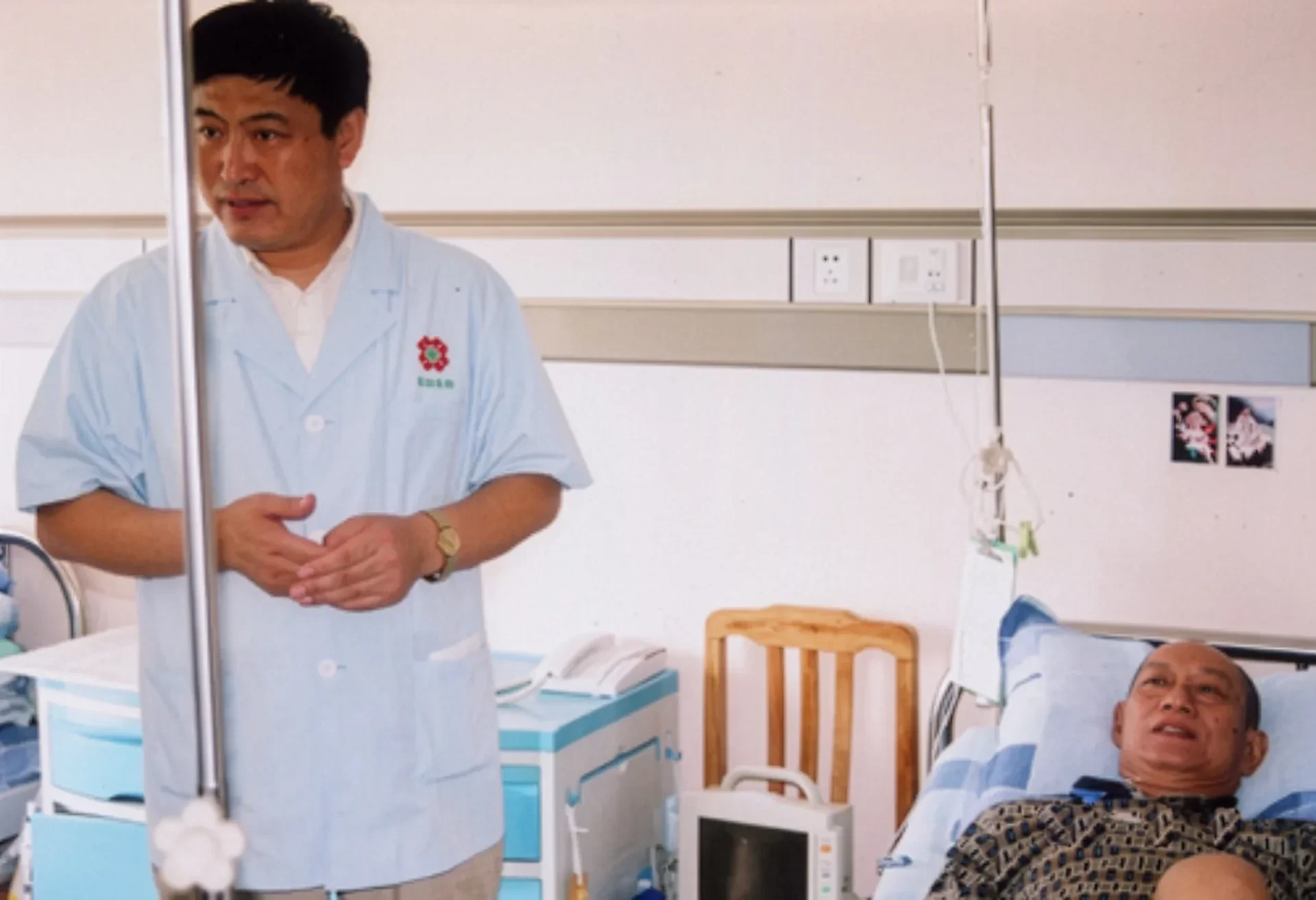病室で入院患者を回診する医師|北京振国医院