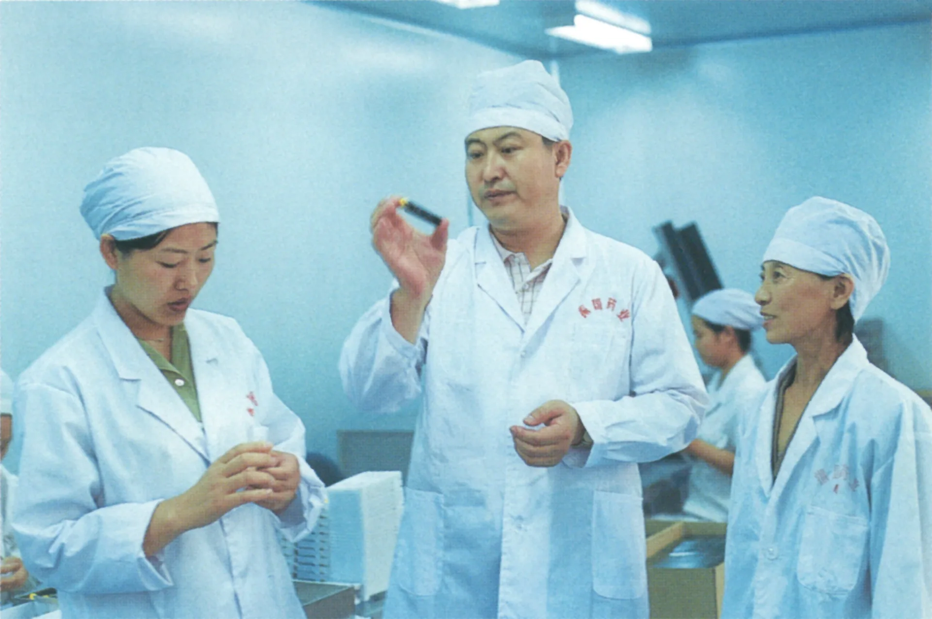 製剤の製造現場でスタッフに説明する医師|振国薬業